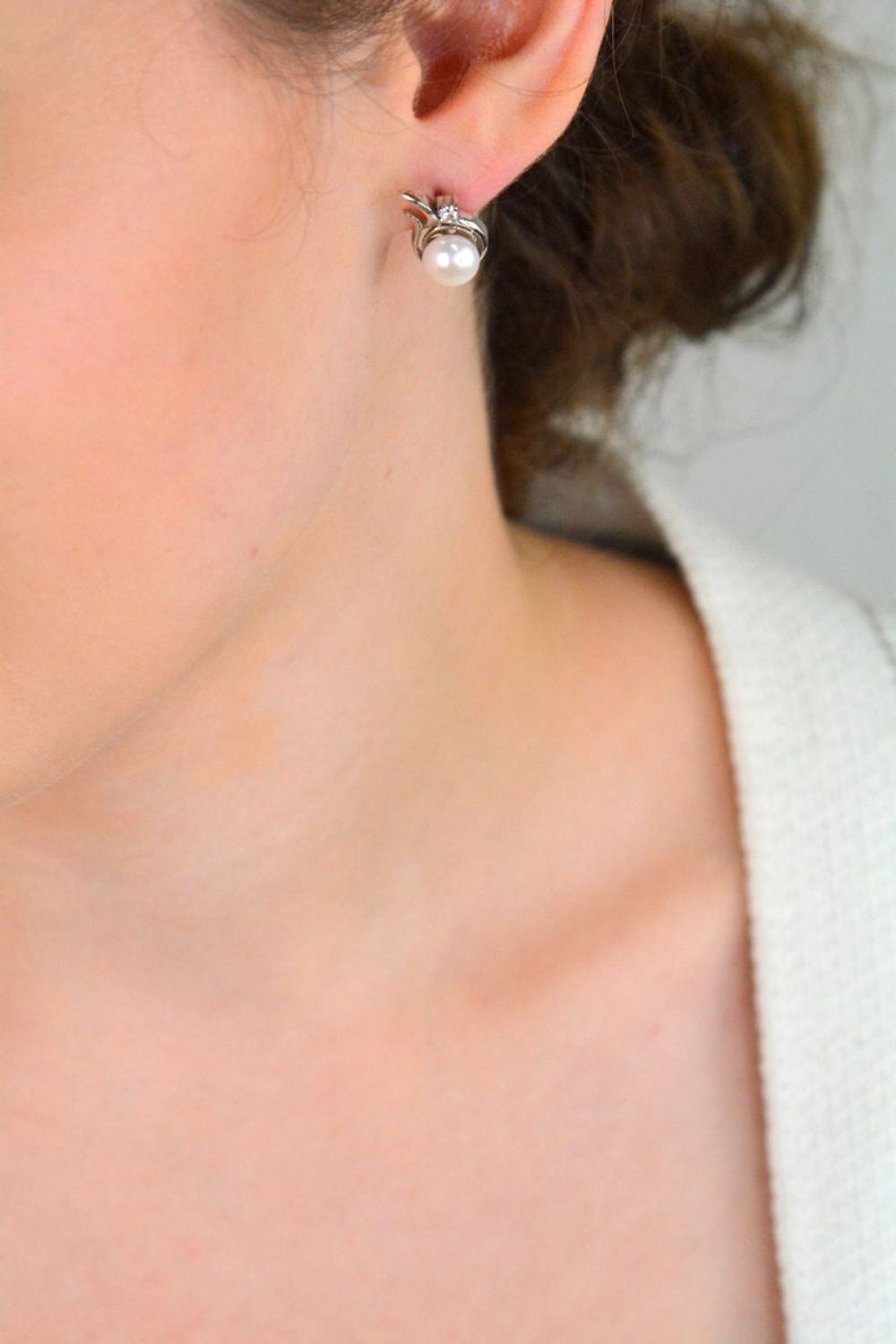 Eleganckie kolczyki srebrne 925 – perła z otoczeniem z cyrkonii (1,5 × 1,0 cm), zapięcie na sztyft. Waga 4,15 g. Klasyka i blask w jednym.1.jpg